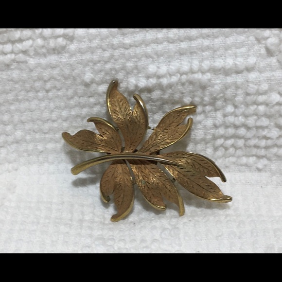 Vintage Leaf Brooch - Picture 2 of 7